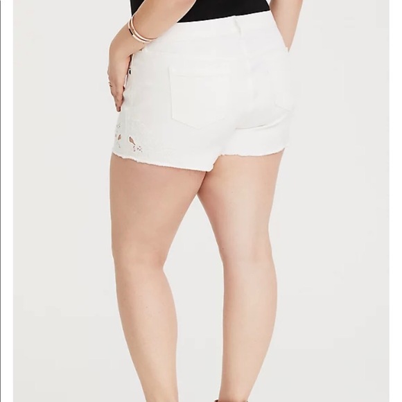 - **NWT** Torrid White Cutout Embroidery Skinny Short - Picture 2 of 9